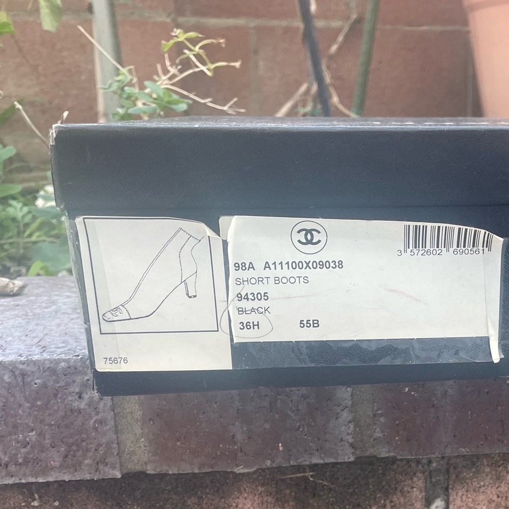 Authentic Vintage Chanel black leather boots with CC logo - Picture 2 of 15